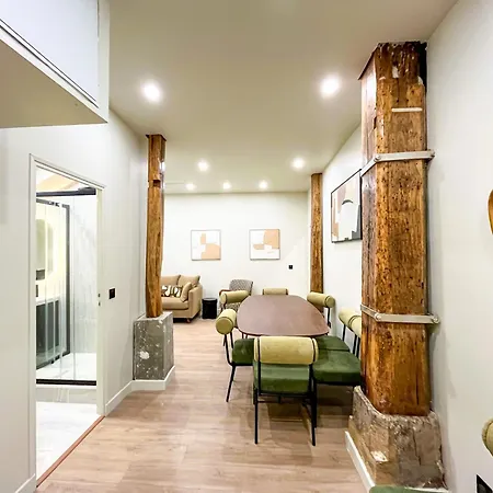 Urbanflat 199 - Beautiful 5 Bedrooms Parisian Townhouse Flat Apartment *