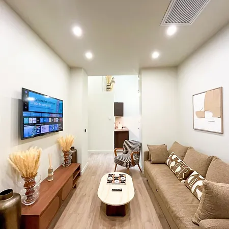 Urbanflat 199 - Beautiful 5 Bedrooms Parisian Townhouse Flat *