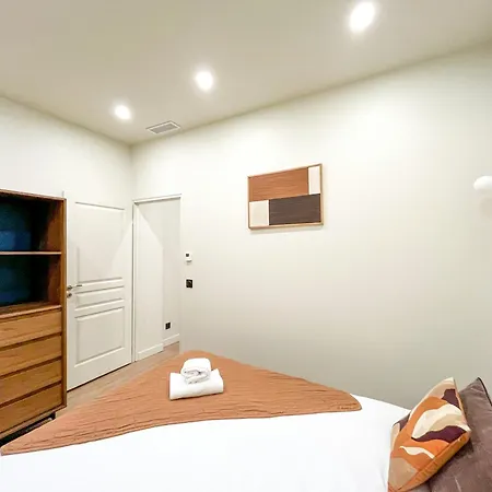 Urbanflat 199 - Beautiful 5 Bedrooms Parisian Townhouse Flat *