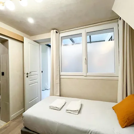 Urbanflat 199 - Beautiful 5 Bedrooms Parisian Townhouse Flat Apartment Paris