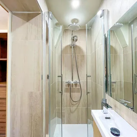 Urbanflat 199 - Beautiful 5 Bedrooms Parisian Townhouse Flat * Paris