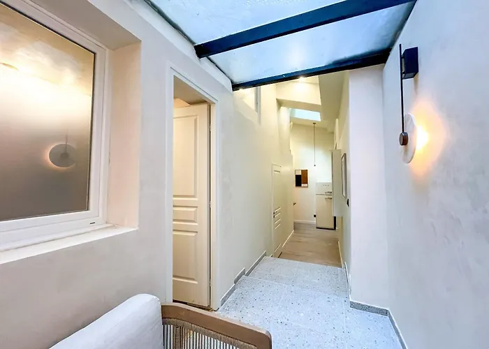 Urbanflat 199 - Beautiful 5 Bedrooms Parisian Townhouse Flat * Paris