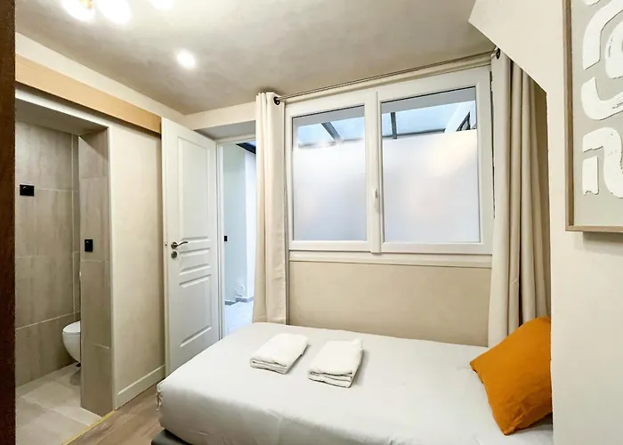 Urbanflat 199 - Beautiful 5 Bedrooms Parisian Townhouse Flat Apartment Paris