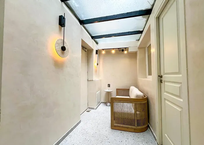 Urbanflat 199 - Beautiful 5 Bedrooms Parisian Townhouse Flat Apartment